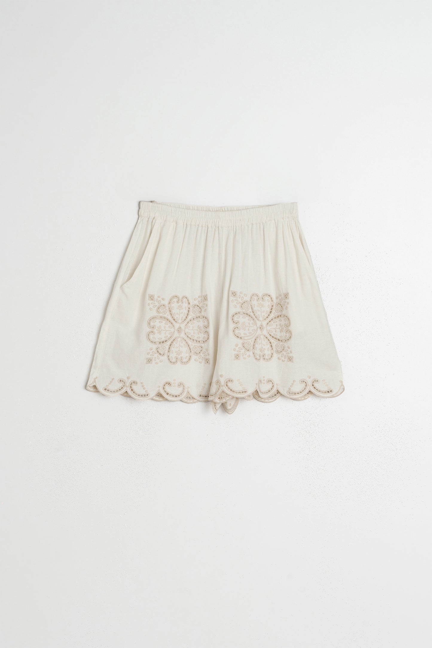 SHORT BORDADO ONDAS