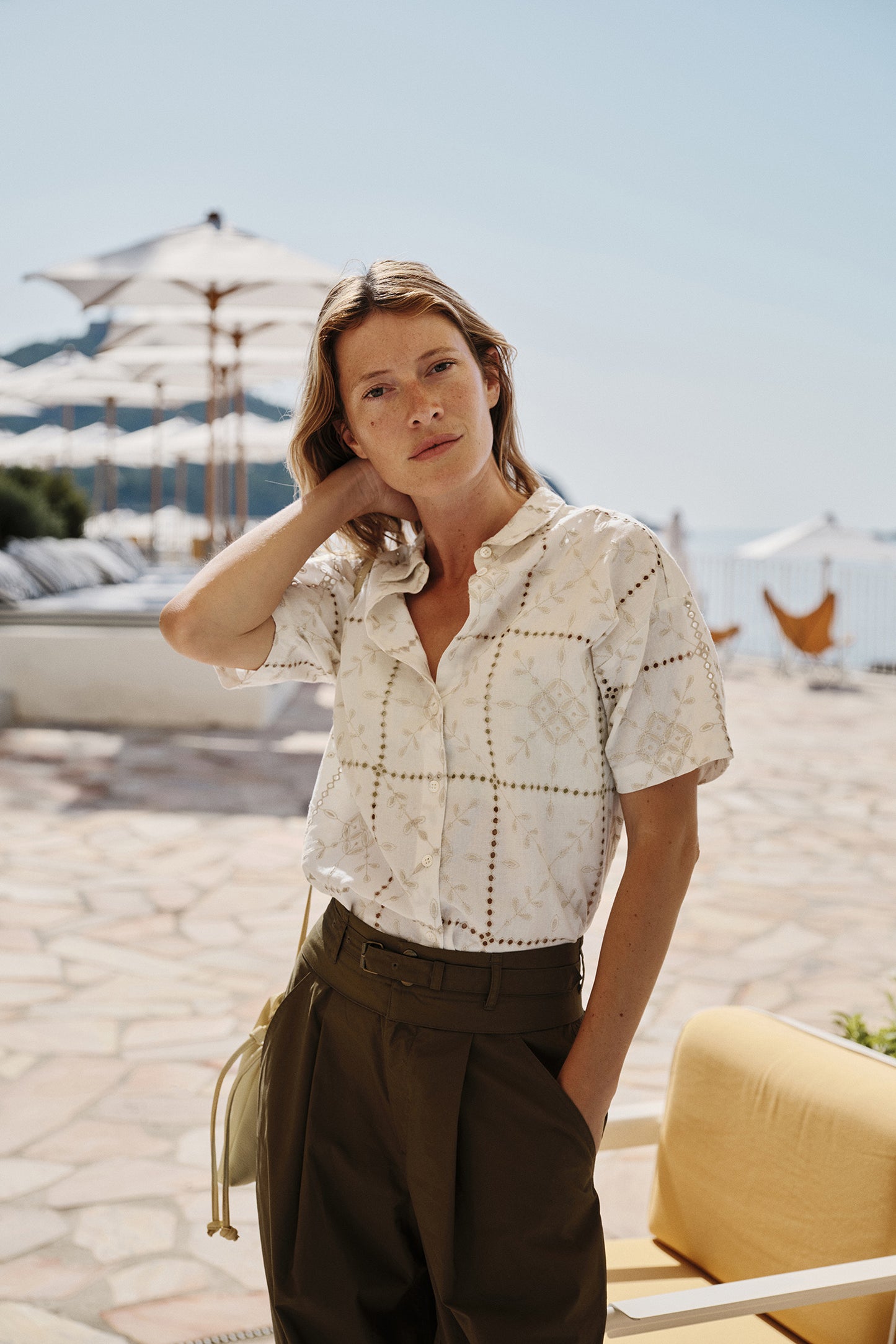 [CL] MIA PERFORATED-EMBROIDERY SHIRT