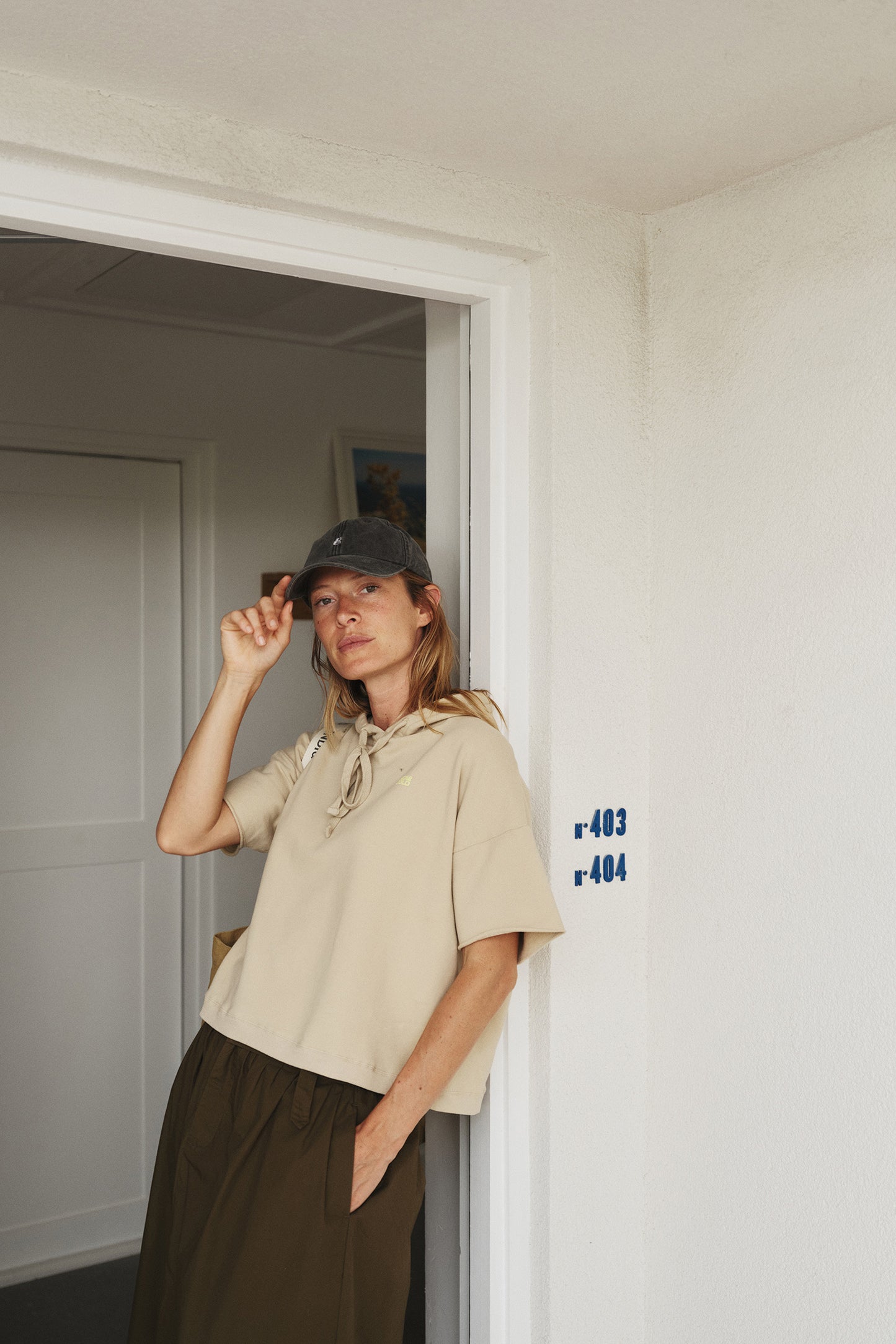 SUDADERA CON CAPUCHA MANGA CORTA