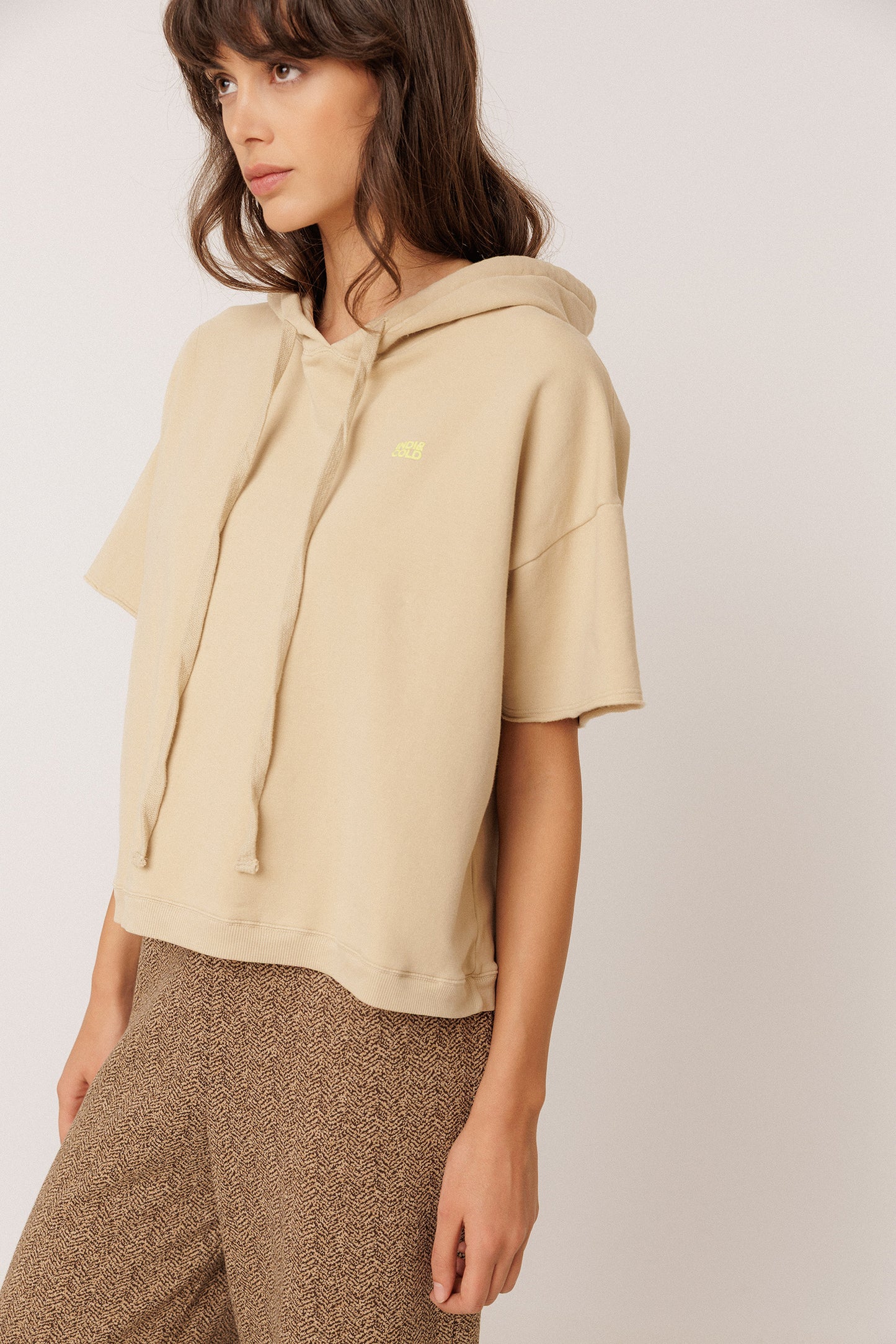 SUDADERA CON CAPUCHA MANGA CORTA