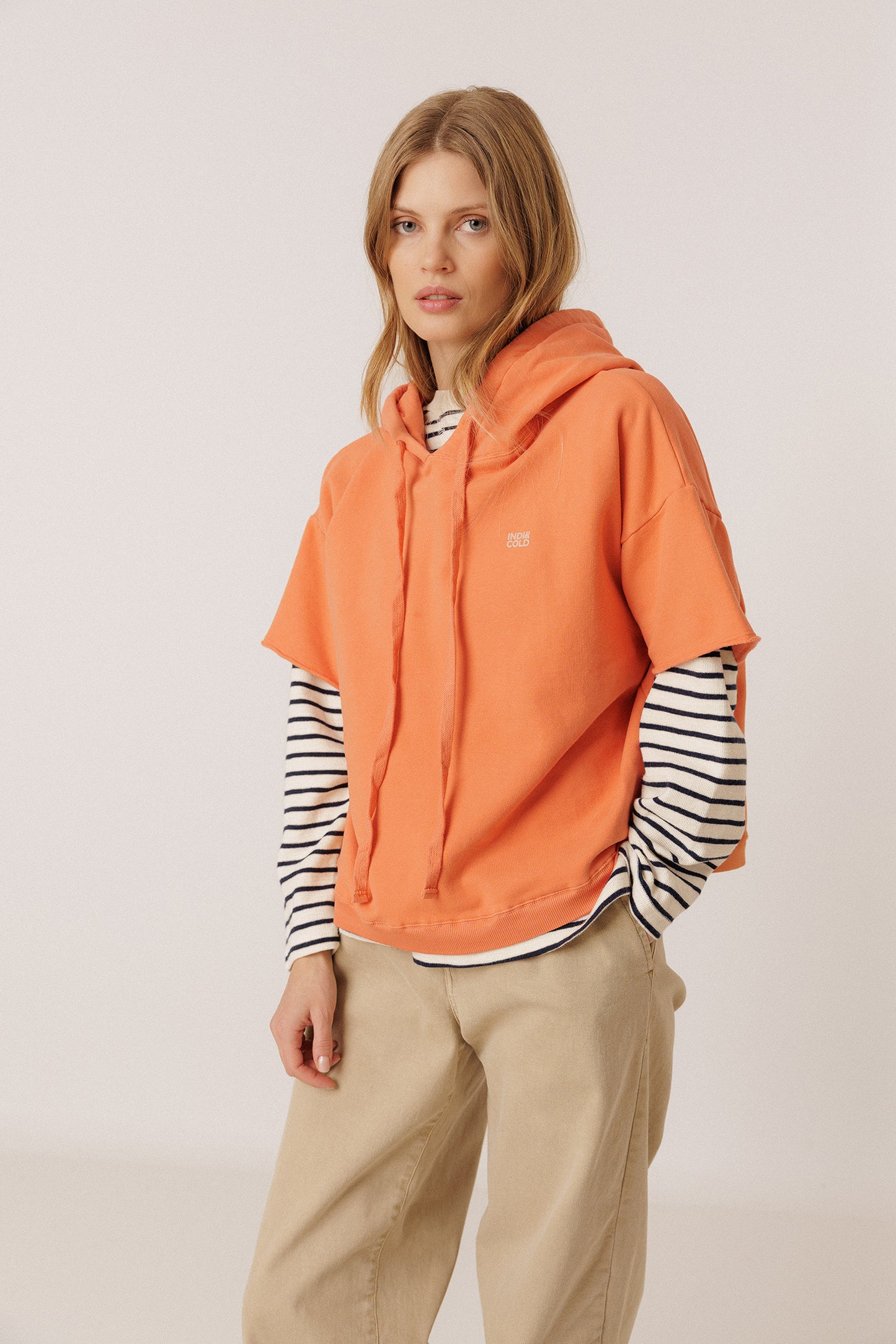 SUDADERA CON CAPUCHA MANGA CORTA
