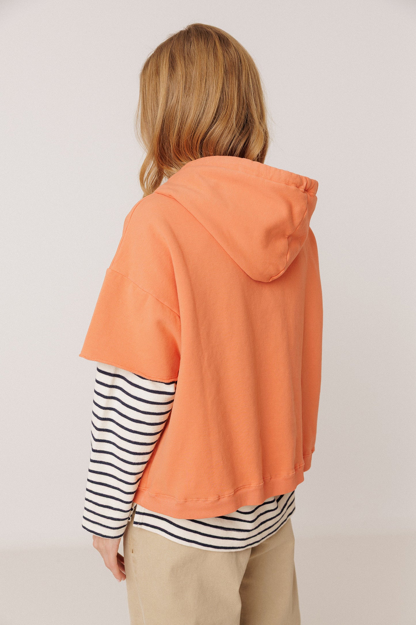 SUDADERA CON CAPUCHA MANGA CORTA