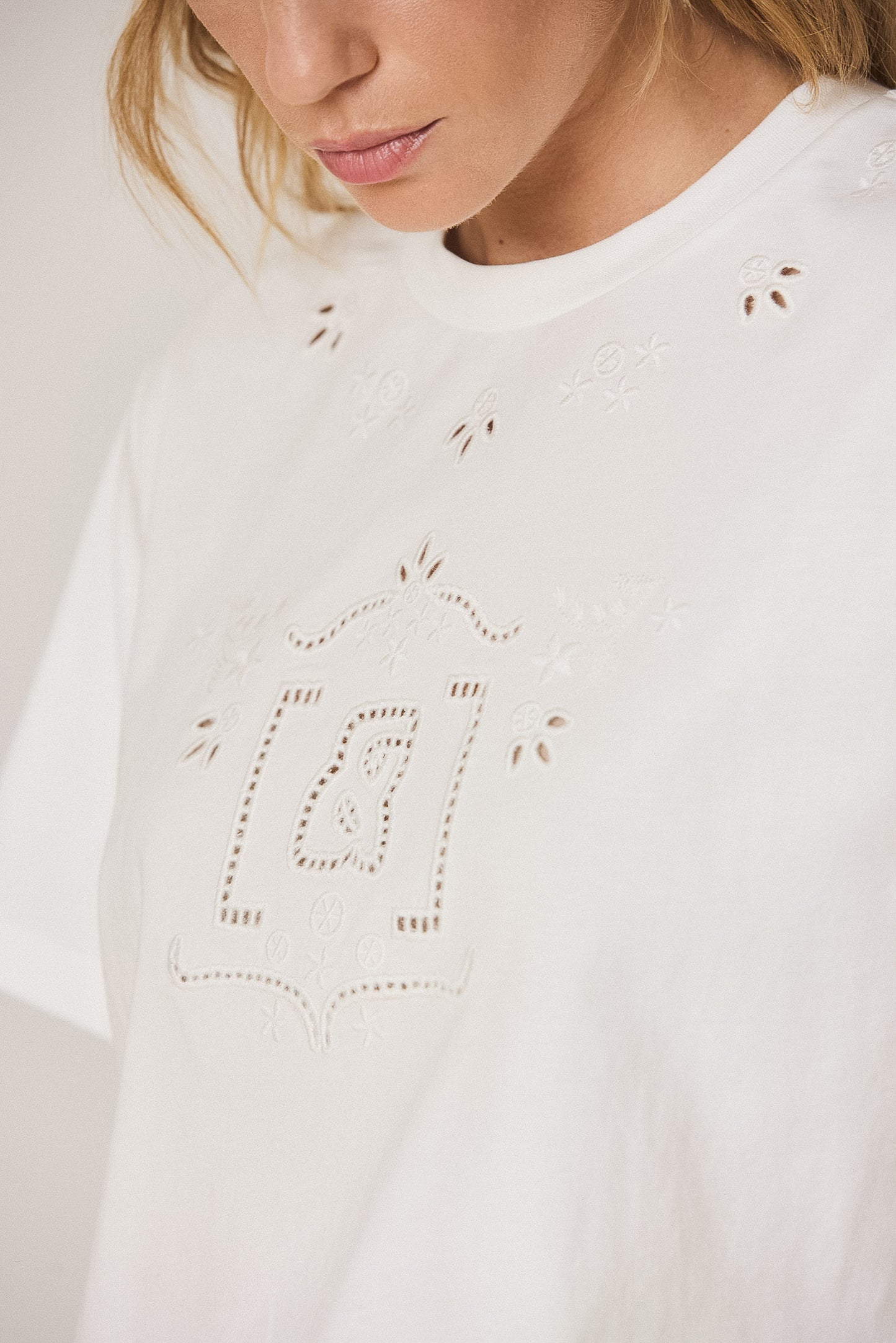 CAMISETA ANAGRAMA DIBUJOS CALADOS