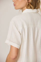 CAMISETA COMBINADA BORDADOS