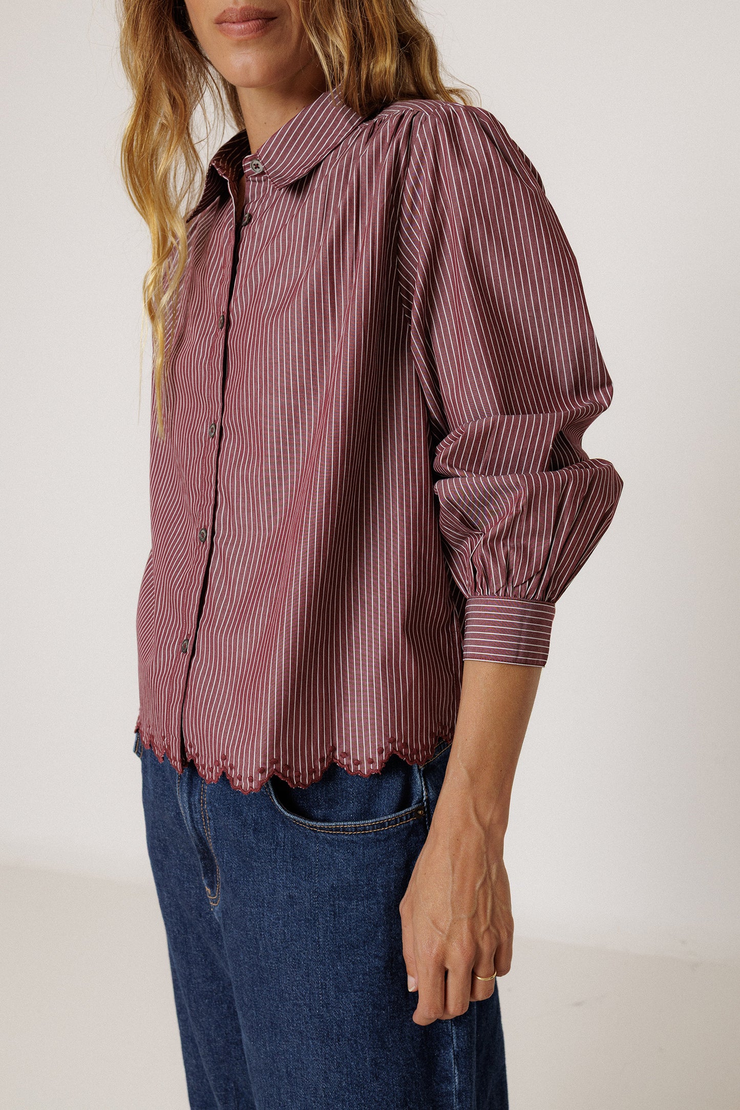 CAMISA RAYAS BAJO FESTONEADO