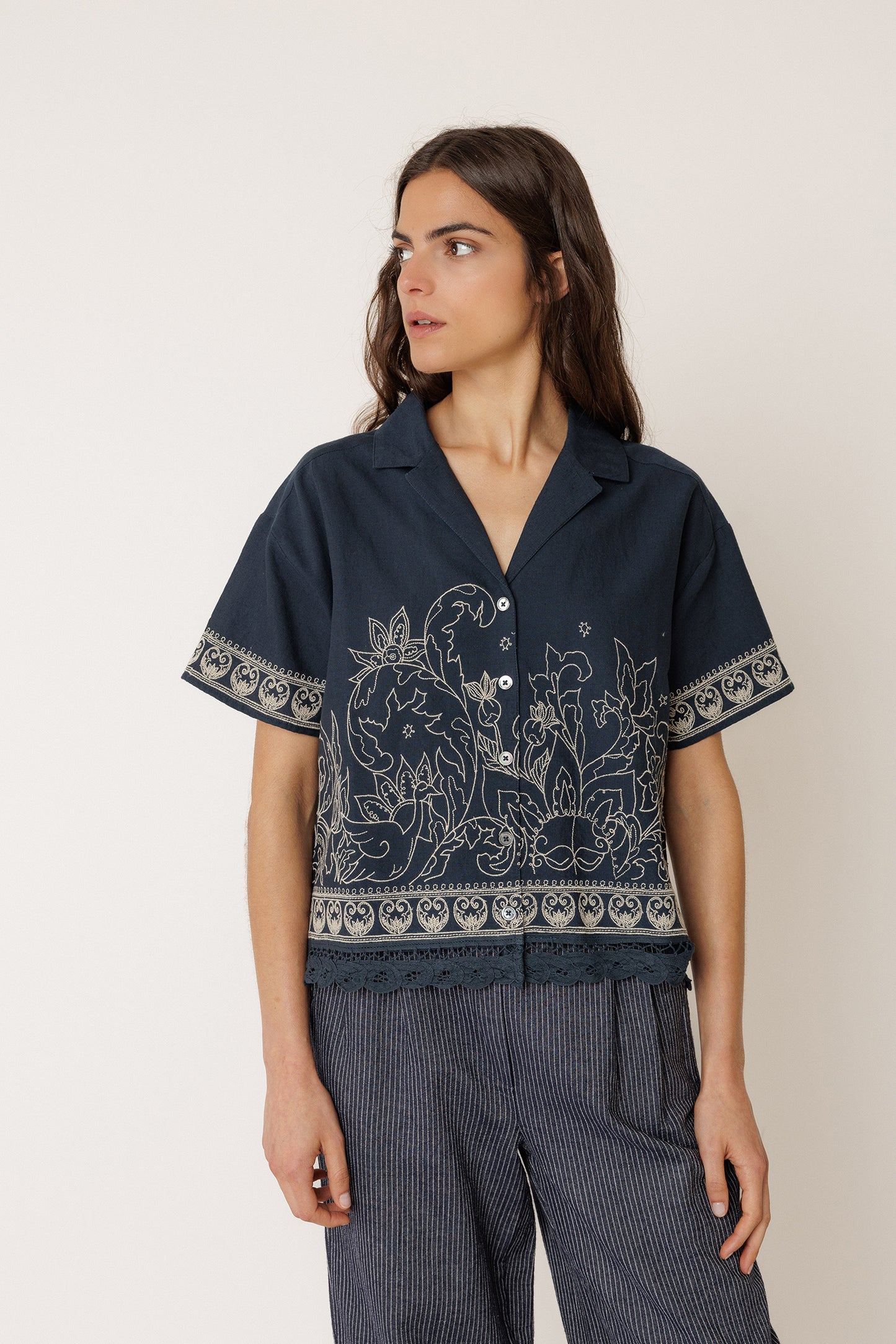 CAMISA BORDADO CONTRASTE